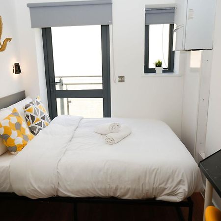New Luxury Apartments In Central Location Next To Shops, Cafes, Bars & Metro London Exterior photo