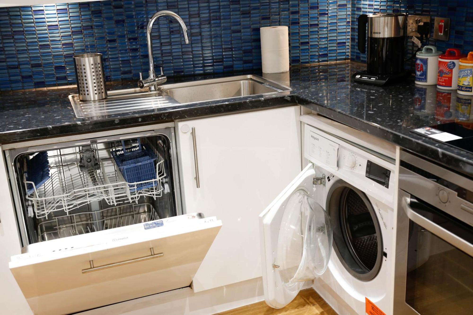 New Luxury Apartments In Central Location Next To Shops, Cafes, Bars & Metro London Exterior photo