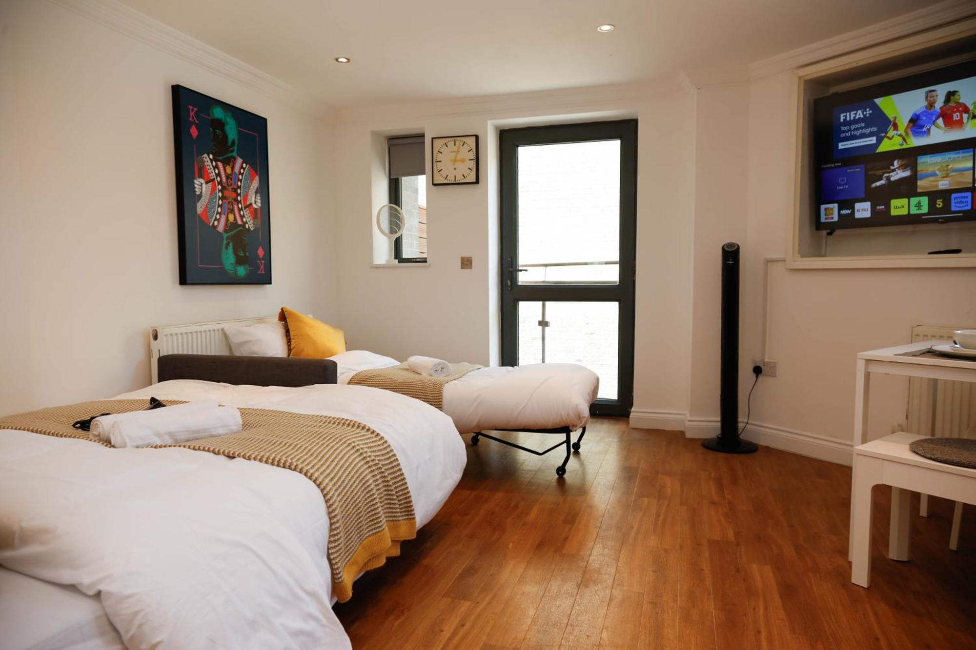 New Luxury Apartments In Central Location Next To Shops, Cafes, Bars & Metro London Exterior photo
