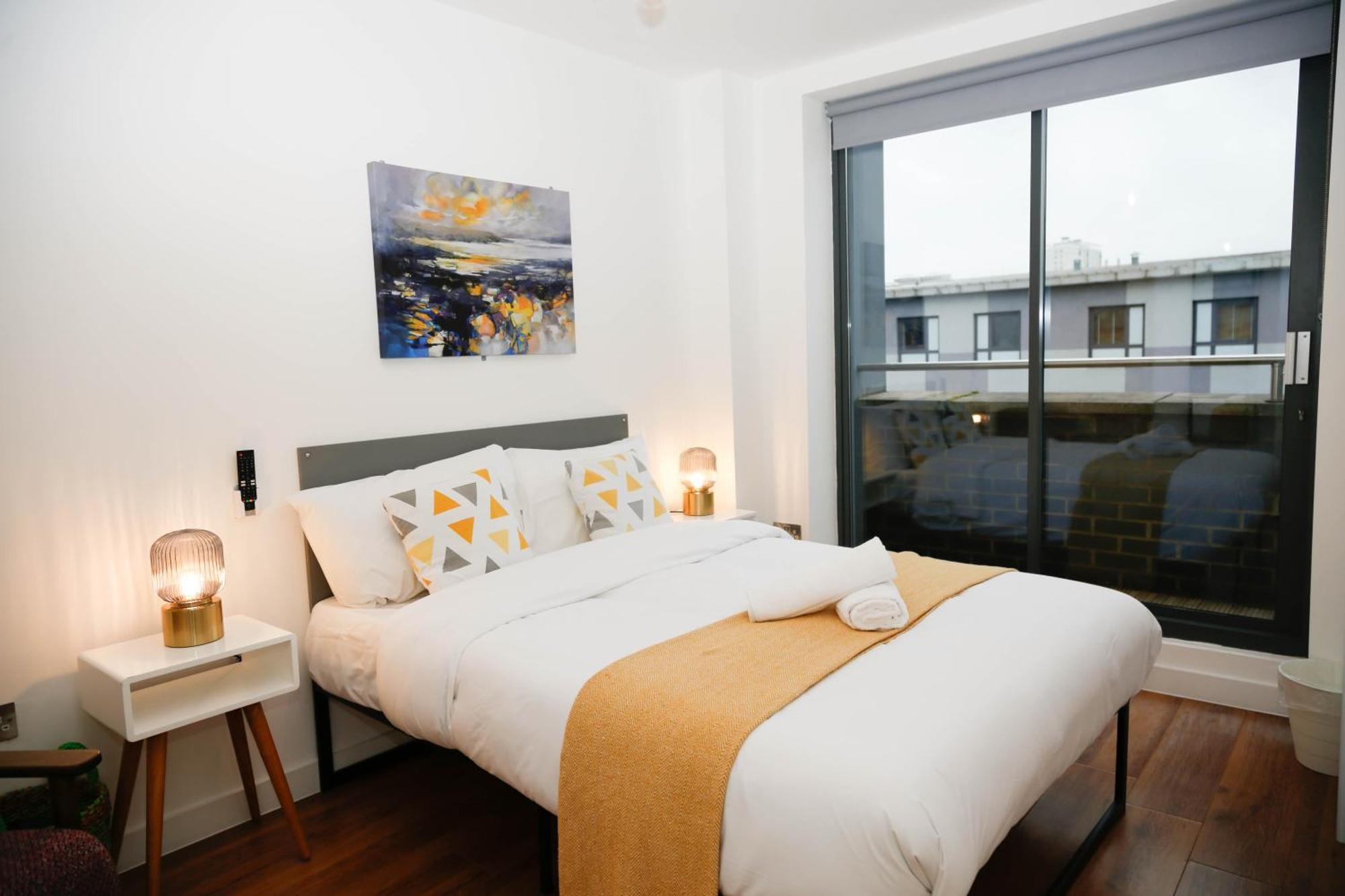 New Luxury Apartments In Central Location Next To Shops, Cafes, Bars & Metro London Exterior photo