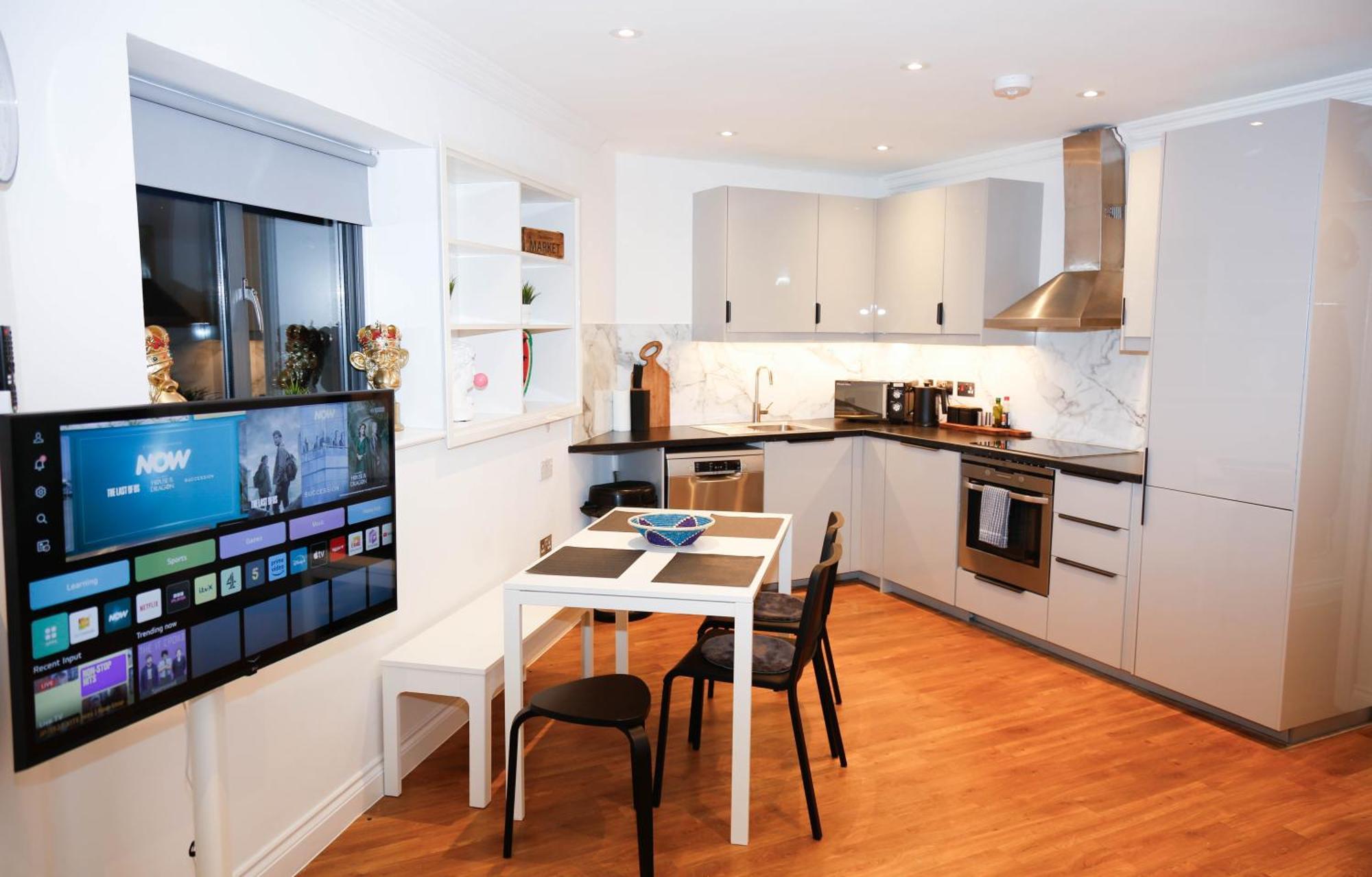 New Luxury Apartments In Central Location Next To Shops, Cafes, Bars & Metro London Exterior photo