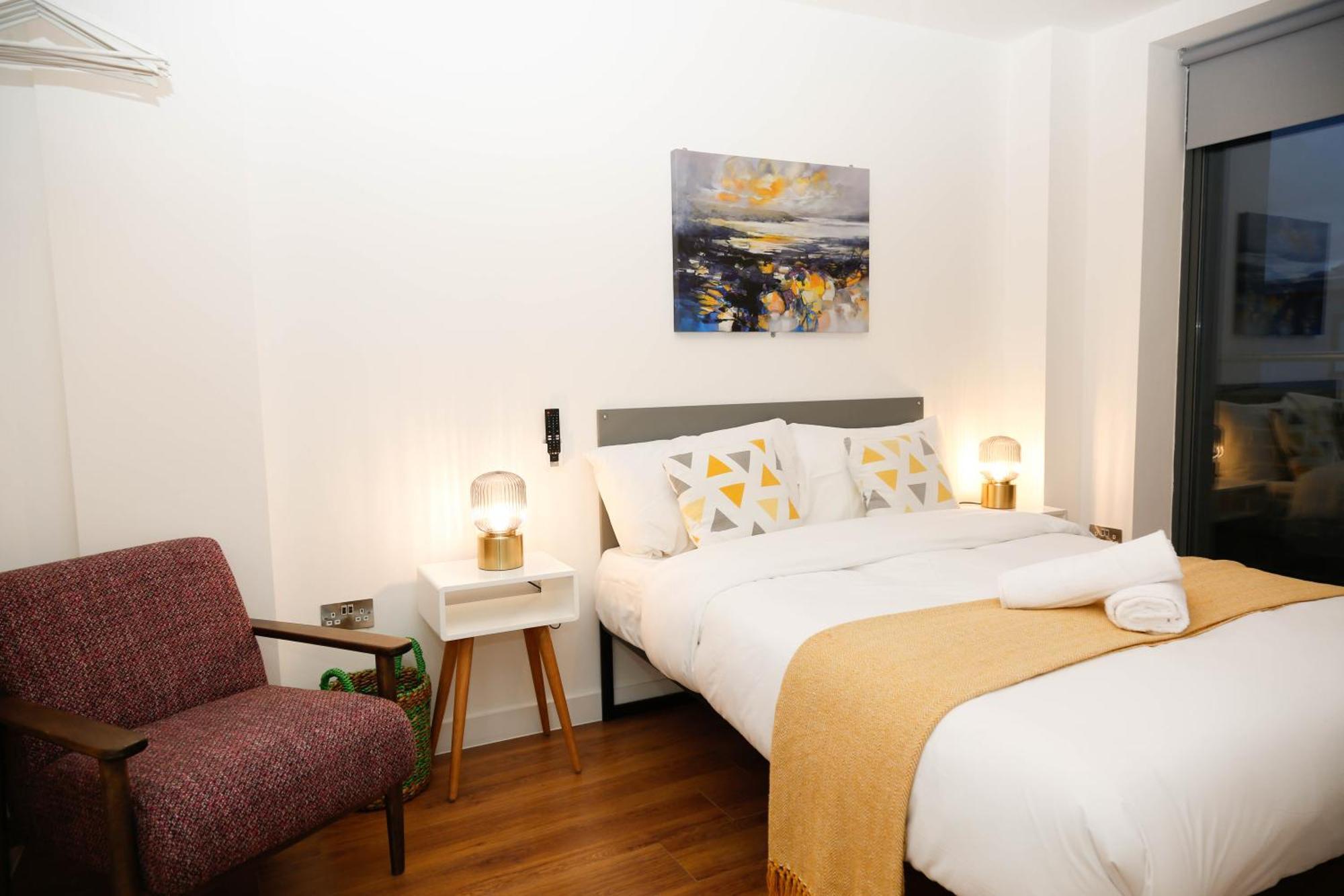 New Luxury Apartments In Central Location Next To Shops, Cafes, Bars & Metro London Exterior photo