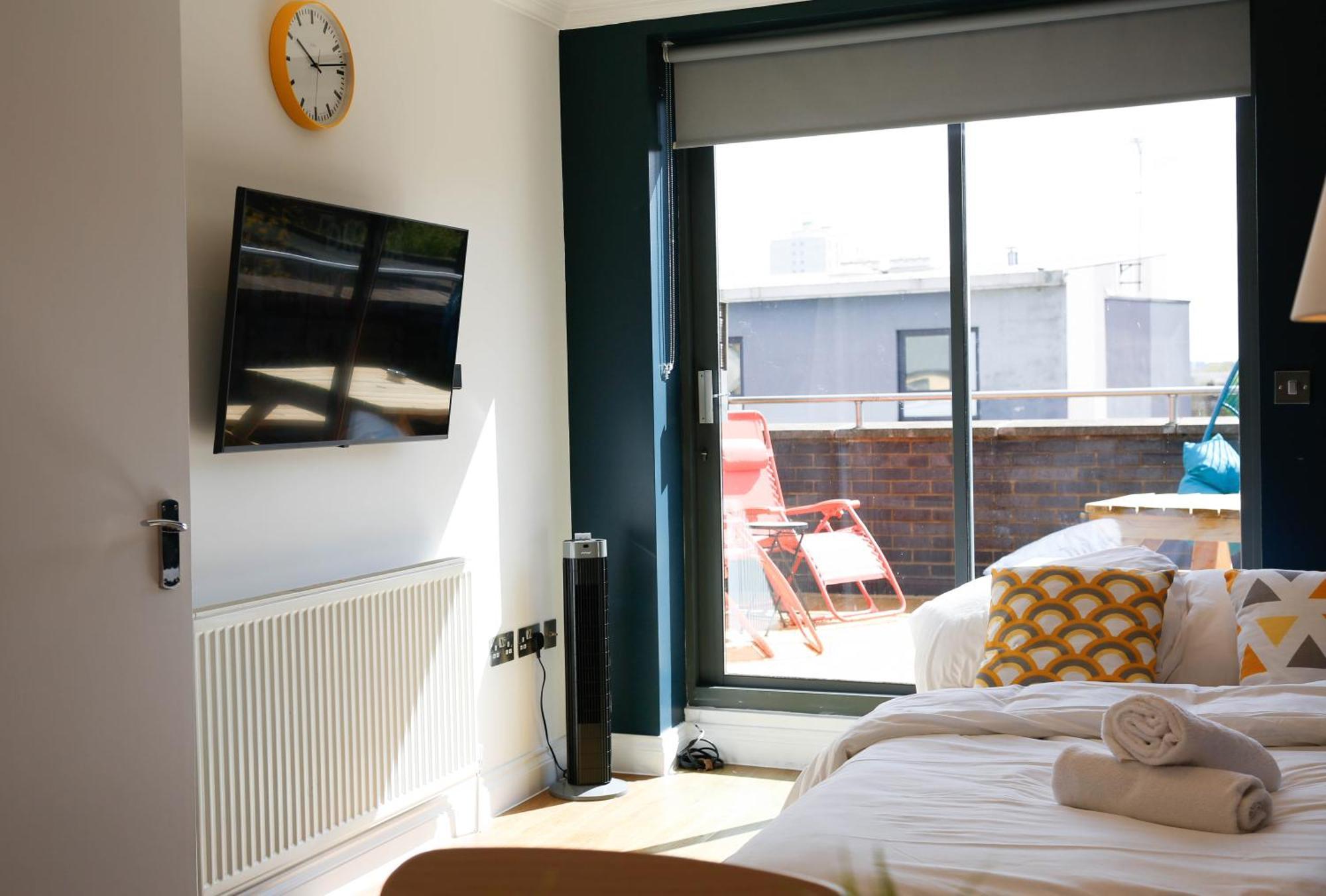 New Luxury Apartments In Central Location Next To Shops, Cafes, Bars & Metro London Exterior photo