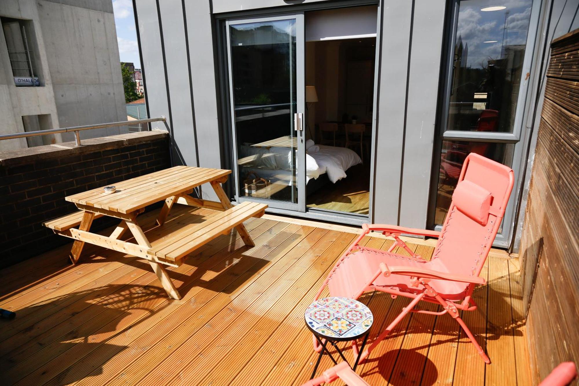 New Luxury Apartments In Central Location Next To Shops, Cafes, Bars & Metro London Exterior photo