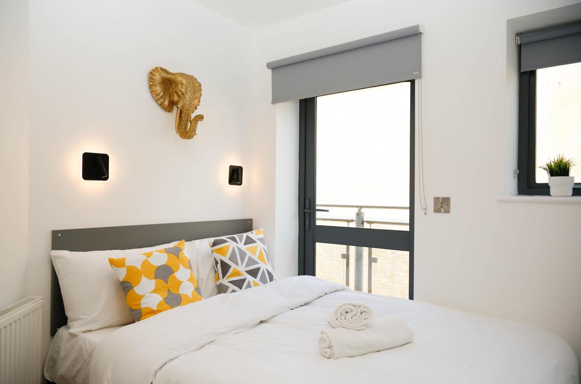 New Luxury Apartments In Central Location Next To Shops, Cafes, Bars & Metro London Exterior photo