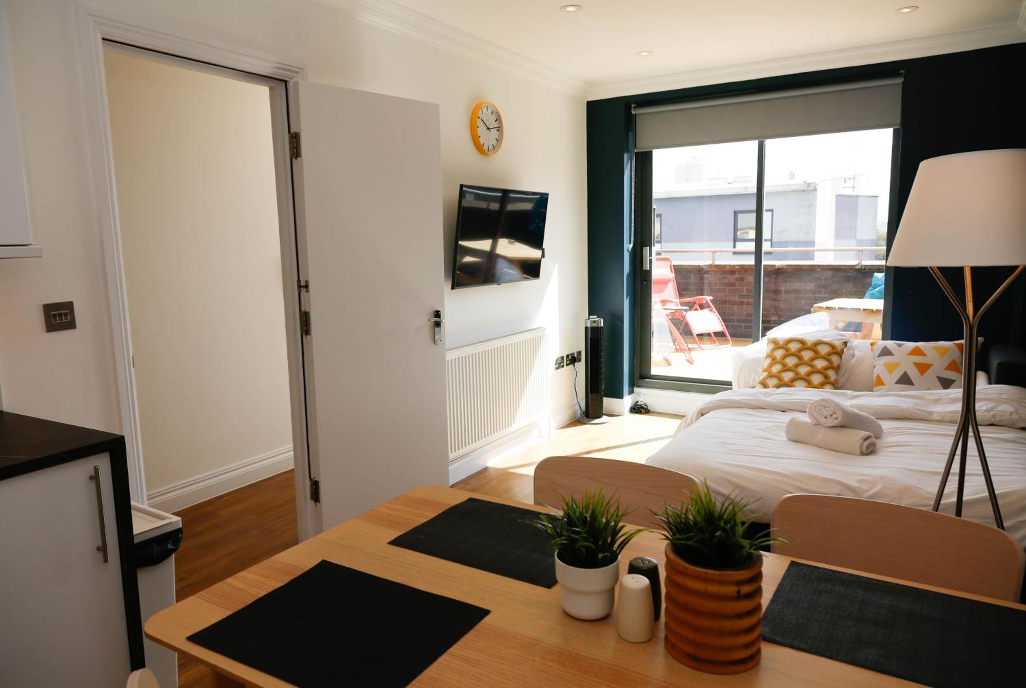 New Luxury Apartments In Central Location Next To Shops, Cafes, Bars & Metro London Exterior photo