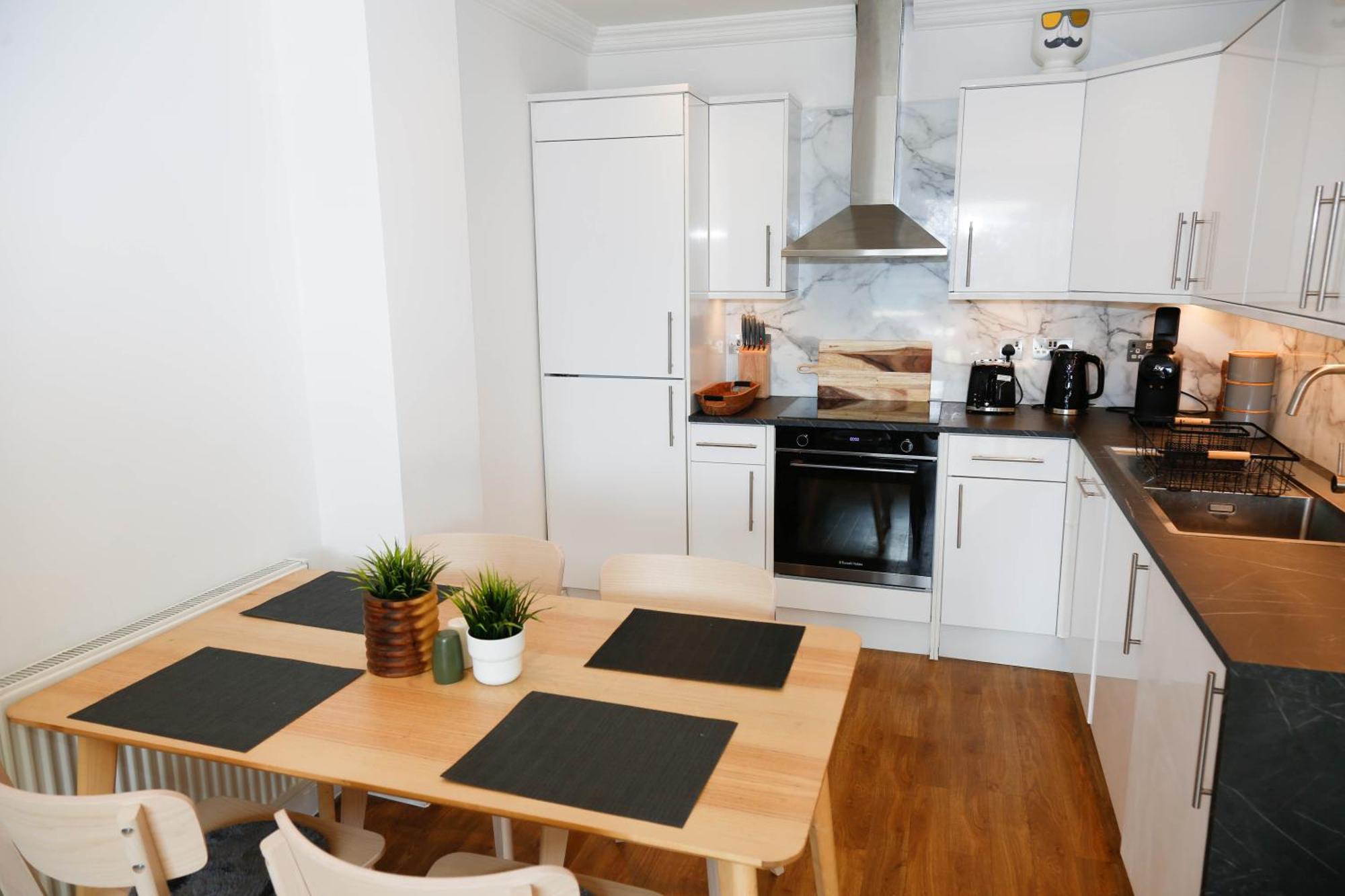 New Luxury Apartments In Central Location Next To Shops, Cafes, Bars & Metro London Exterior photo