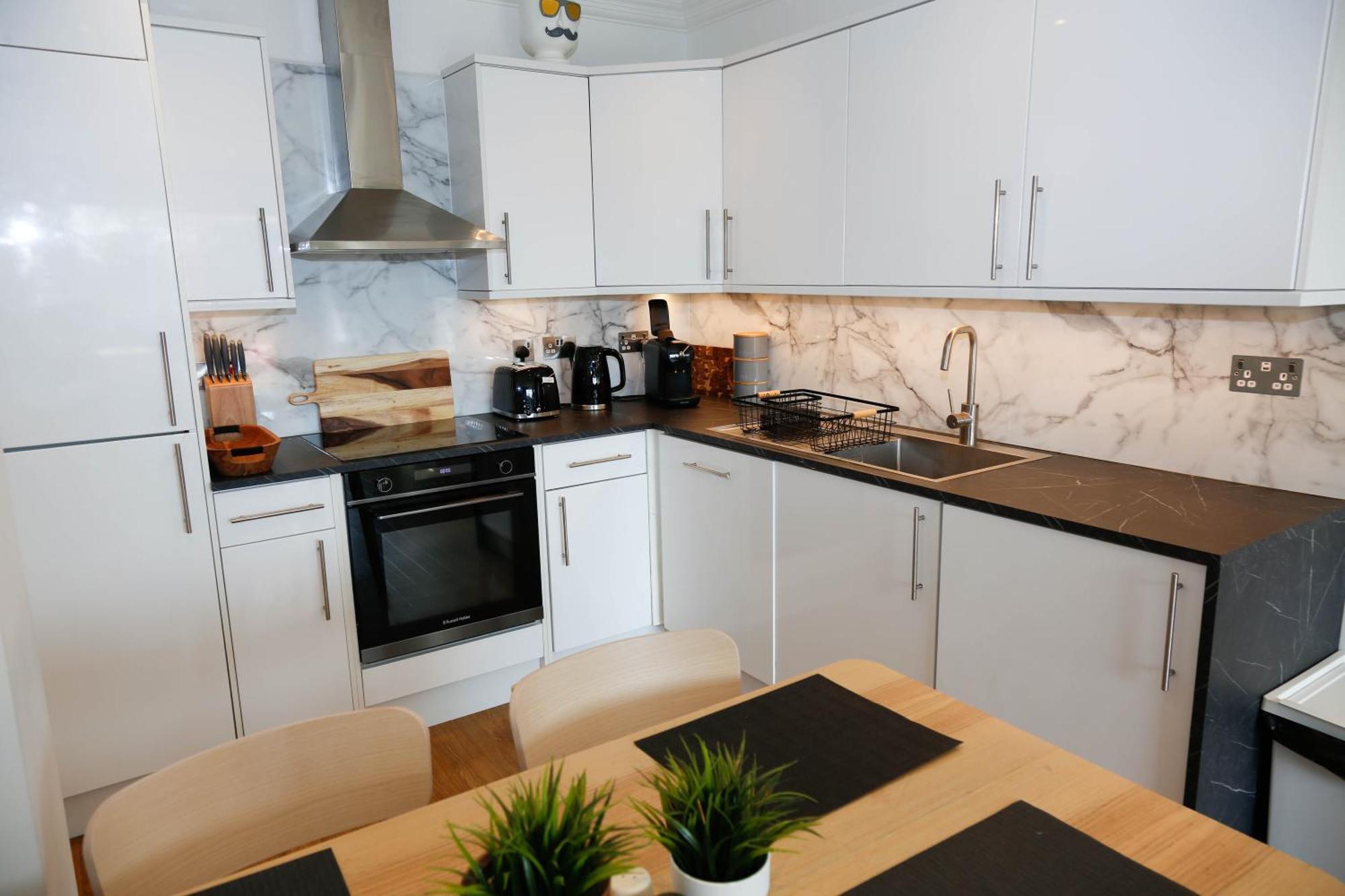 New Luxury Apartments In Central Location Next To Shops, Cafes, Bars & Metro London Exterior photo